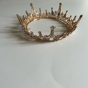 Radiant Gold Tiara with Intricate Design